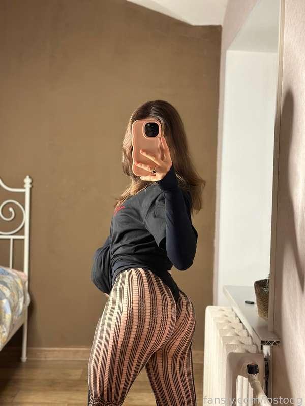 Does my butt match your interests? 😁

#fyp #pantyhose #fishnets #bush #ass #hairy #gfe #gamergirl