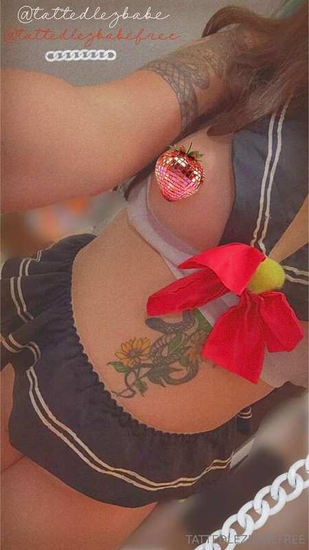 🍓 @tattedlezbabe 🍓