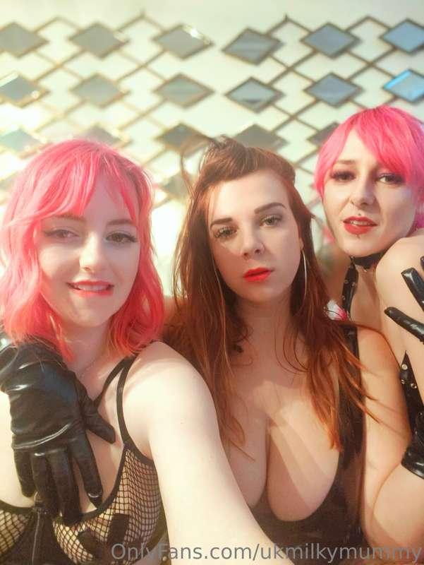 Could you handle 3 of us @alicelovegood @colourful