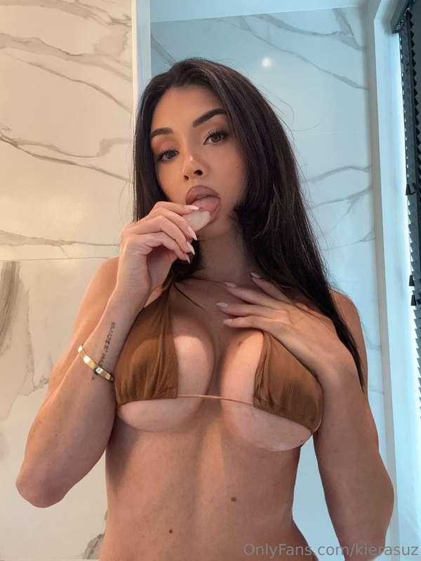 ❄️💋 Just cooling myself off… or maybe heating you up. Want t..