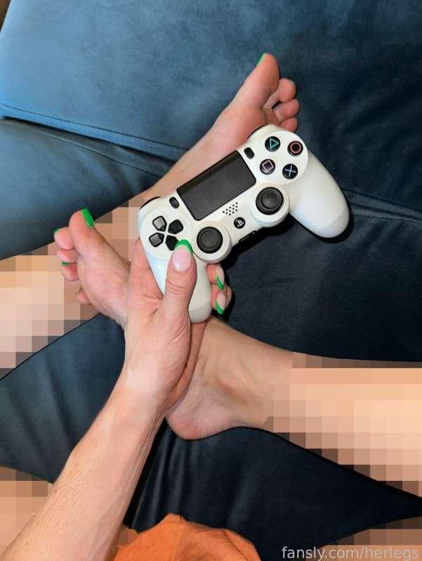 Having so much fun playing PS4. It's been forever since I've played it ... literally got me thinking into making one of you lucky losers get me a PS5 😈