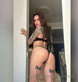 THIS GORGEOUS BRUNETTE @dana_torres WITH PINK TIGHT HOLES 😍🤤..