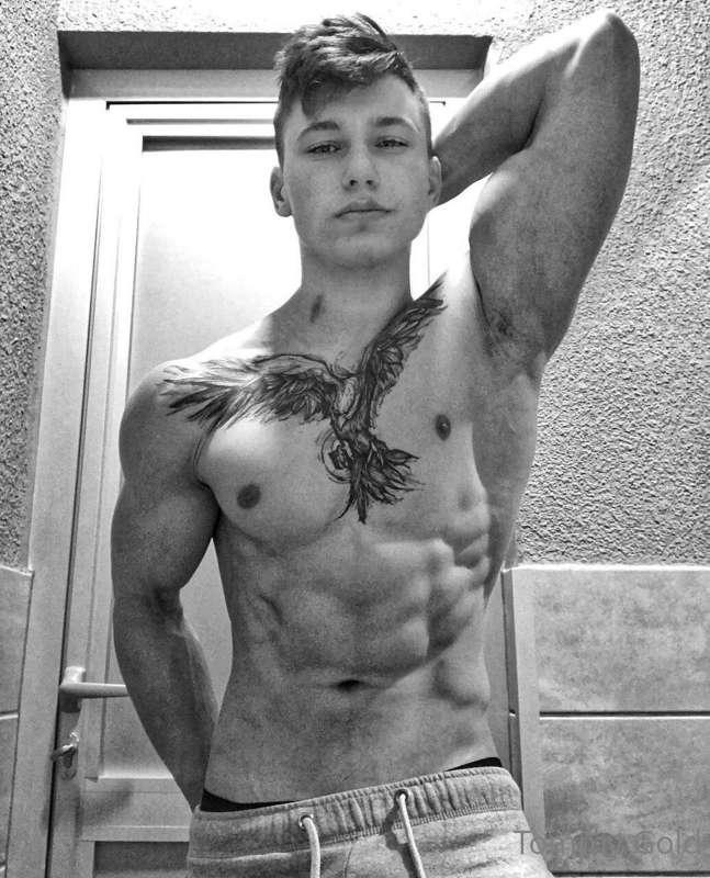 Come and see hot muscle guy  @junior_j.u.n.i.o.r20! He is a ..