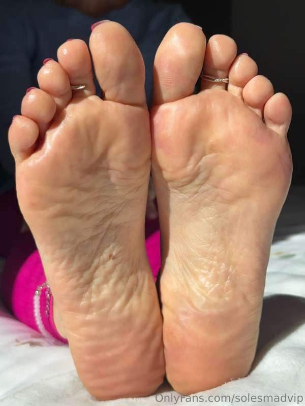 Soles, toes, wrinkles, arches…. did i forget anything?