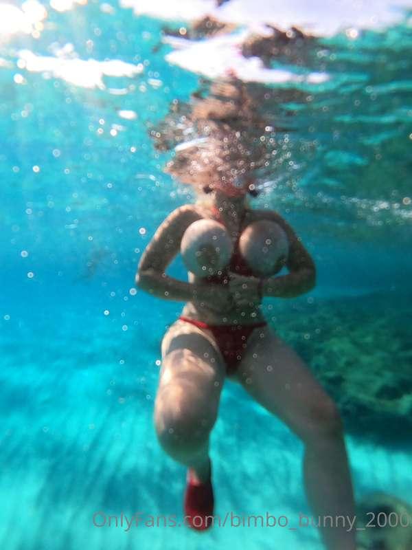 I love how round and fake my boobs look underwater ! 💕💕