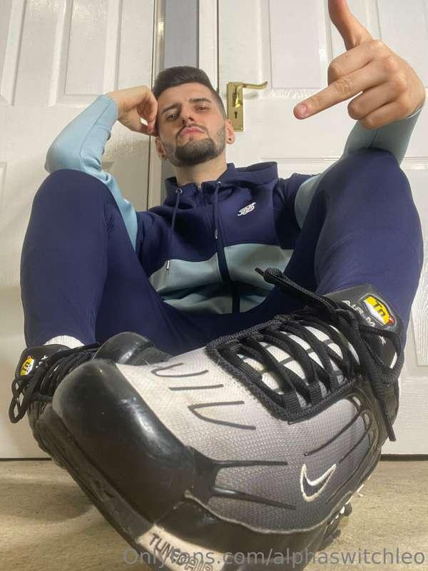 I want you weak boys licking my dirty trainers 😈😈