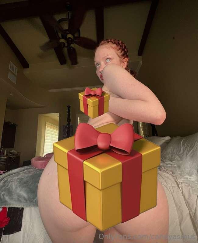 giving u the greatest gift of all... this ass :3
