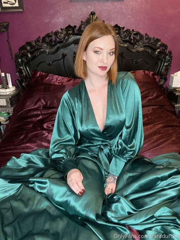 Want to see me slip out of this gown? 💋💄👠