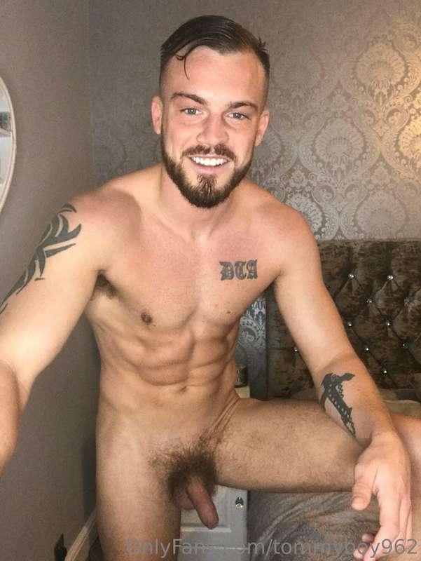 Just out the bath 😈🙈 who’s coming to get in bed? 😈