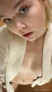 looking for hot angles for photos💗💗