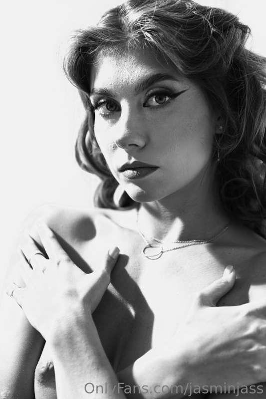 Just like black and white photos a lot🖤