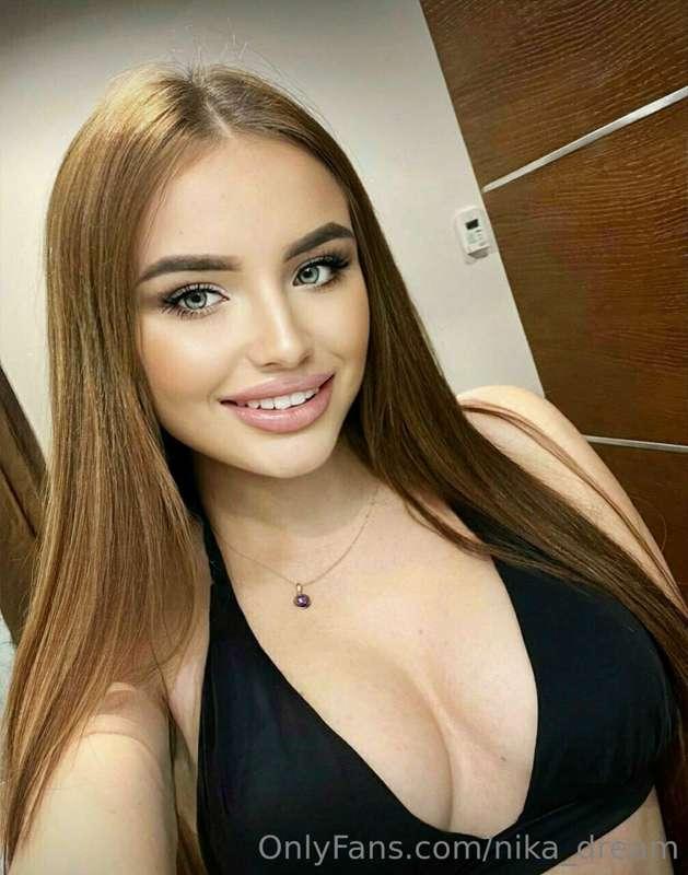 Cum with this hot brunette @sweetiee_anna🤤🍆 Want to see her ..