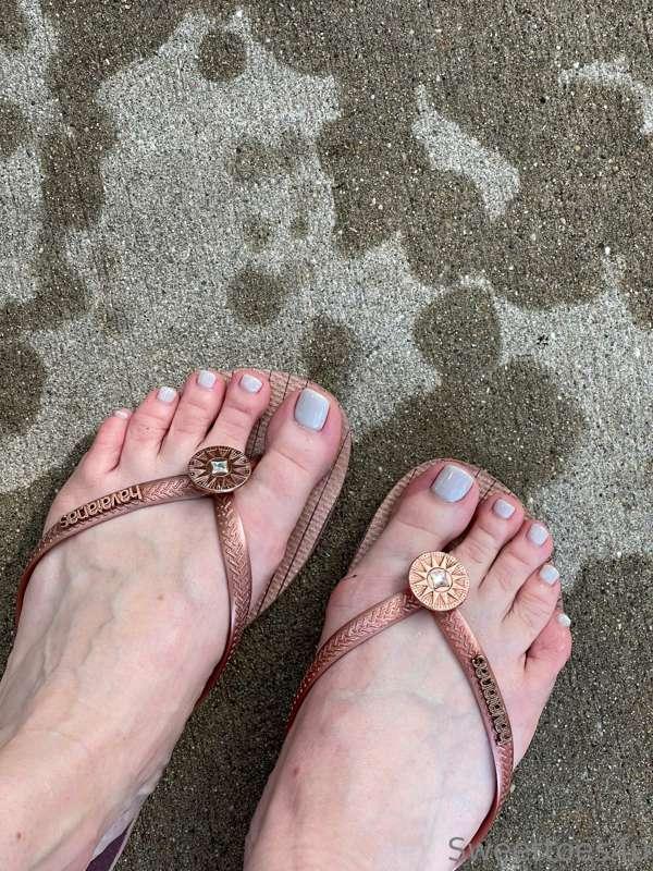 Spending some time watering the plants outside! 🚿 🩴