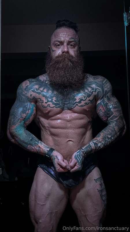 Six pack? Nah, you’re staring at the whole damn meal 😋