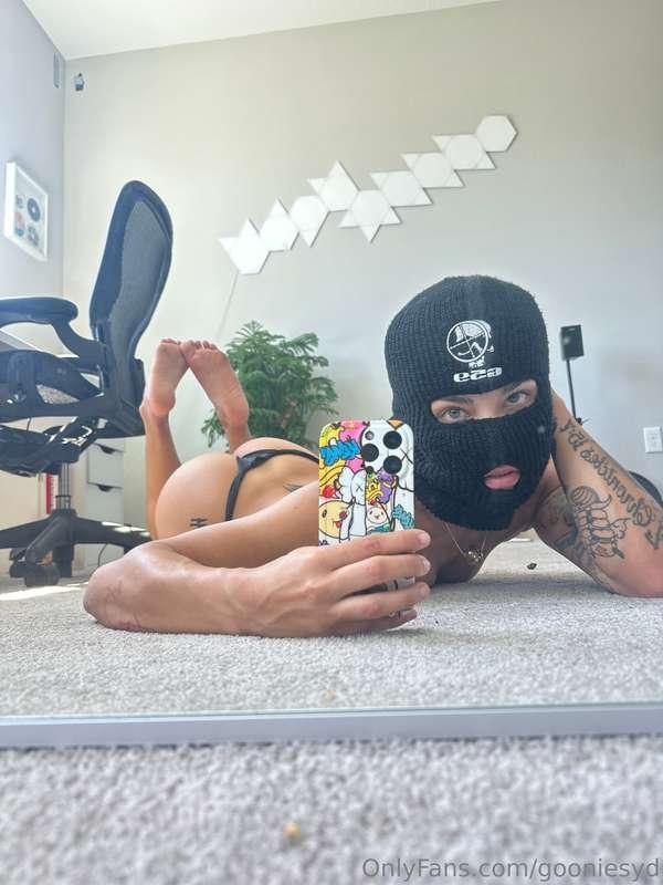that awkward moment when u catch me robbing u 👁️🫦👁️
