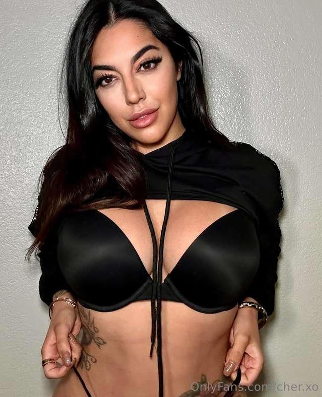 Big eyes, big tits, the whole deal🫦