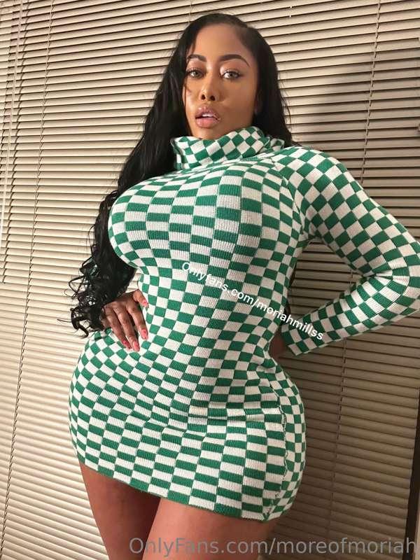 This dress is bothering me...Slide to my DM and help me