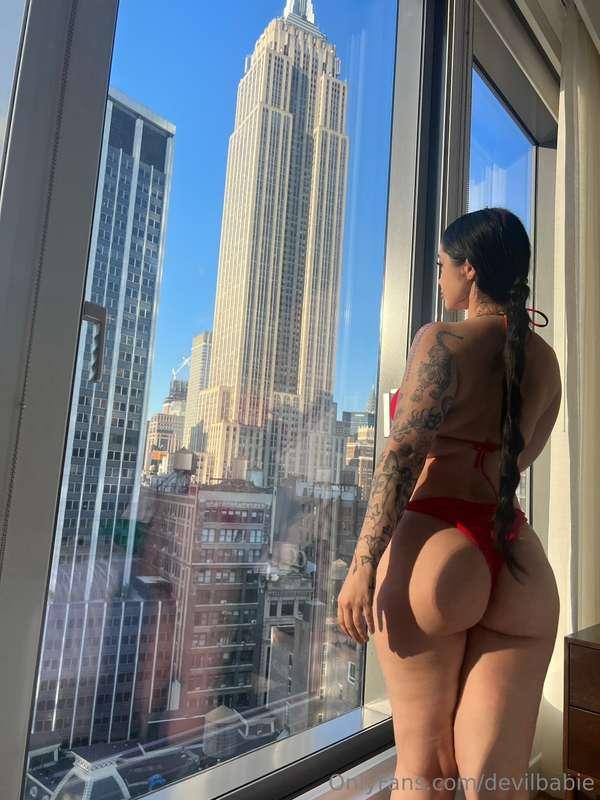 start spreading the news (about how juicy my ass is)
