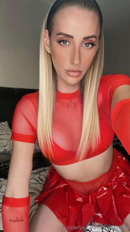 A woman in red is good in bed 😈