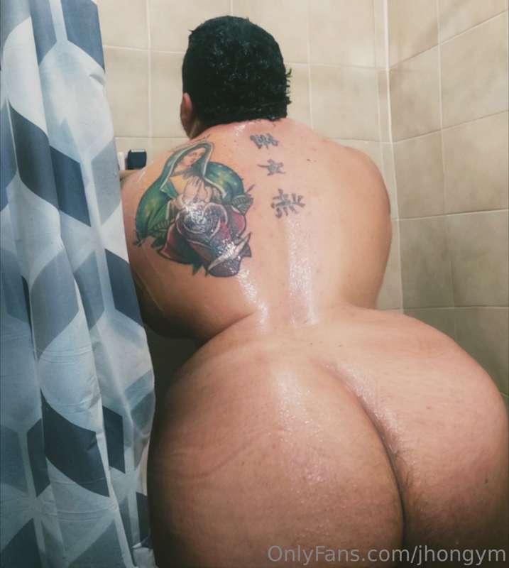 Bañado y con ganas de cumplir tus fantasías.

Bathed and wan..