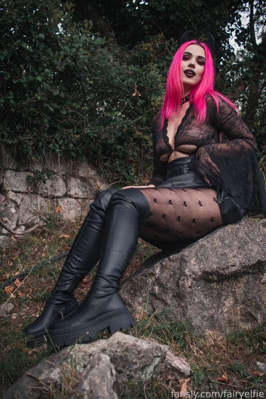 What do you think about my ass in these tights?🖤


#fyp #pinkhair #egirl #altgirl #gothgirl #goth #gothic #upskirt#lacedtights #boots
