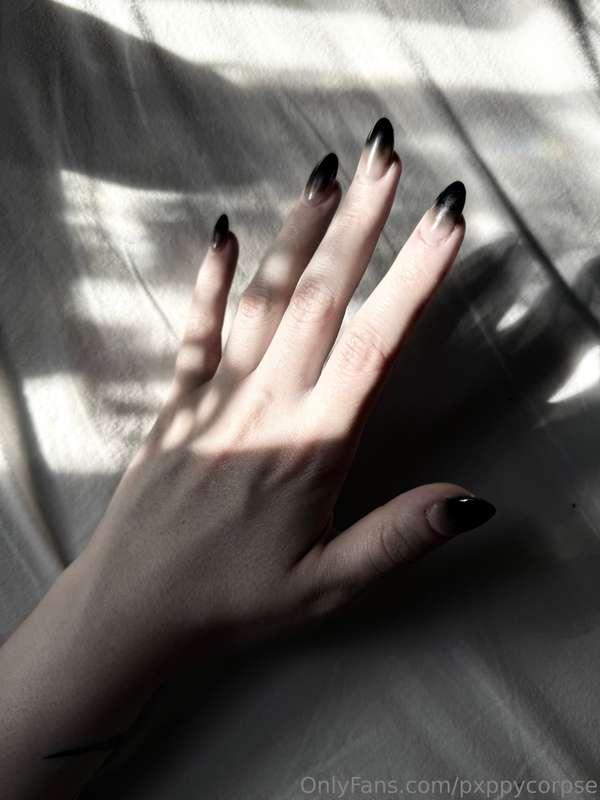 do you like my new nails? 🖤