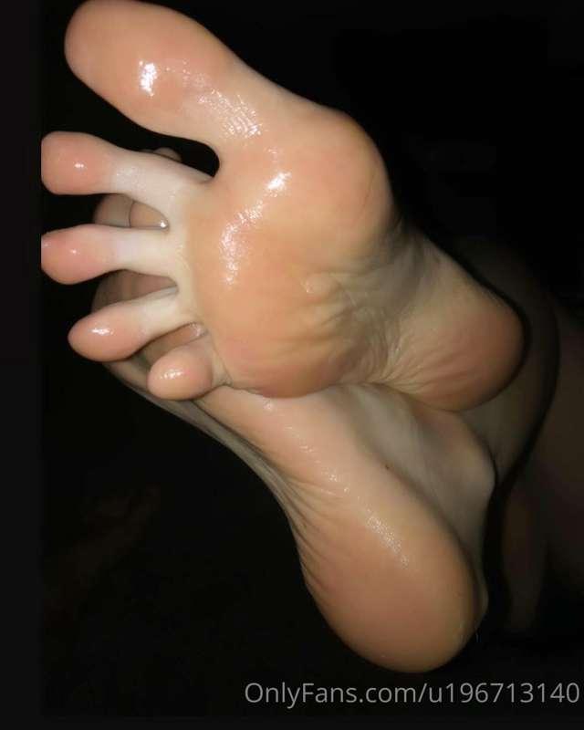 Requested content 👣🧴

All oiled up 😜

Love Hannah x

Never a..