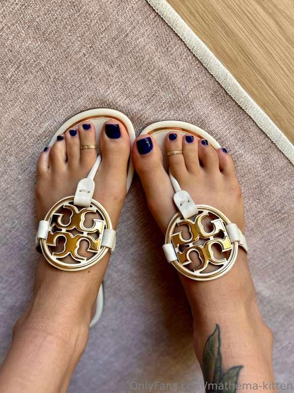 Will you just look at these cute ass toes? What color pedi s..