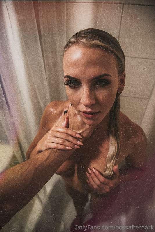 Shower time throwback with @fitnessmodelmomma