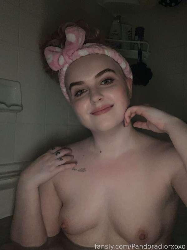 Bathtime! 

https://fans.ly/r/Pandoradiorxoxo

#fyp #bath #bathtime #pandoradior #pandorasbox #paleskin #thick #curvy #thicc #curves #boobs #tits #dora 