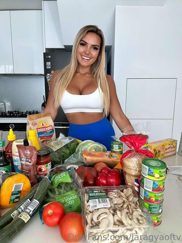 Weekly shop done!! ✔️ Did you know I’m also a nutritionist b..