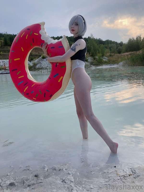Good morning, some phone pic from my 2B photoshoot 🤭