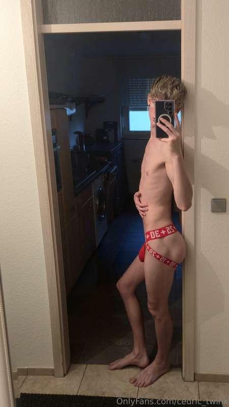 do I tempt you enough? or should I lean closer? 🍑