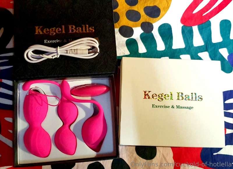 La @hotlella alle prese con alcuni giocattolini.   Quanto si..