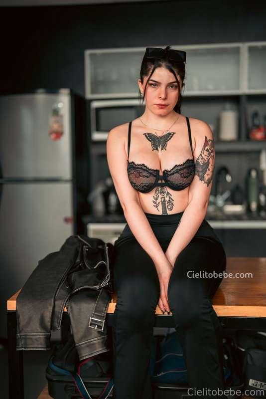 Hola morrr... Cómo estuvo tu día?? 🤓😽 (Las que son sin ropit..