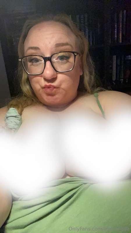 Help! Falling out of my top over here 🙋🏼‍♀️🍈🍈😈