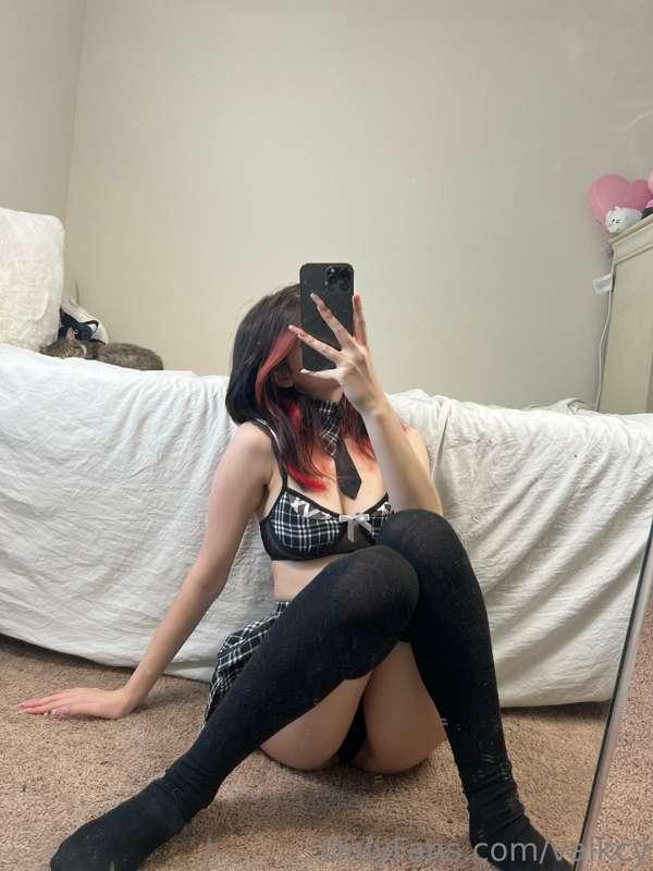 upskirt and a lil nip slip 🤭