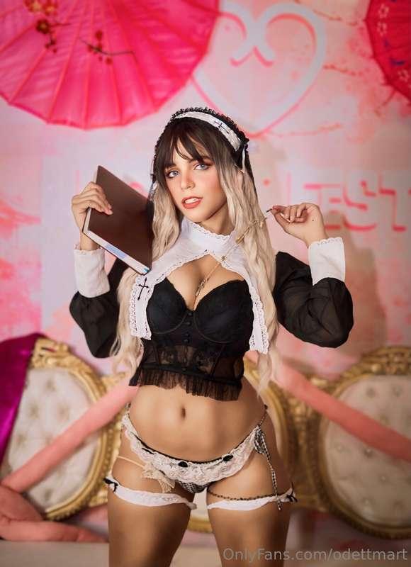 Está monjita se está portando muy mal 😈