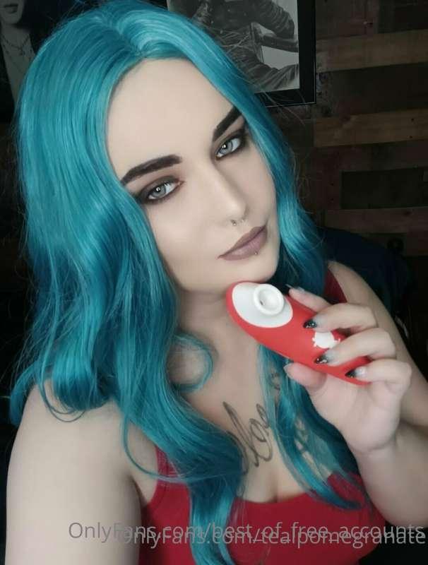 **FREE sub to submissive brat** @tealpomegranate ❤️
🤤 Solo p..