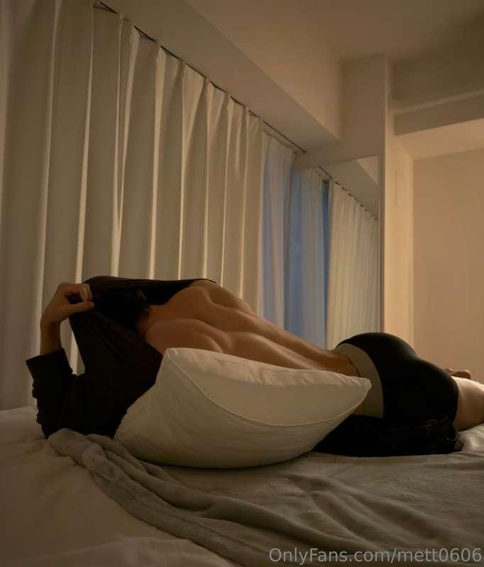 A back view of a me relaxing in bed.The erector spinae muscl..