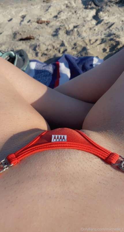 Flashing 🐱 at the beach