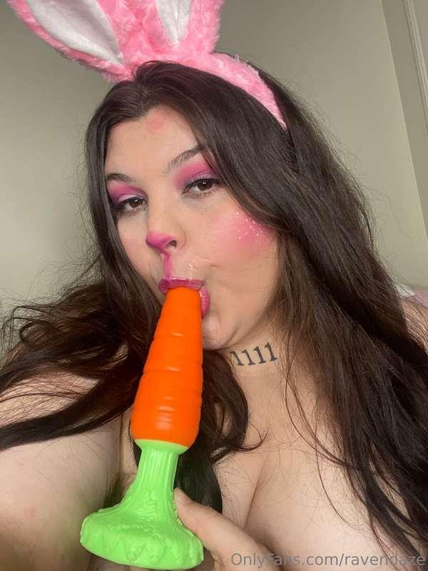 Just a bunny with her carrot 🐰🥕