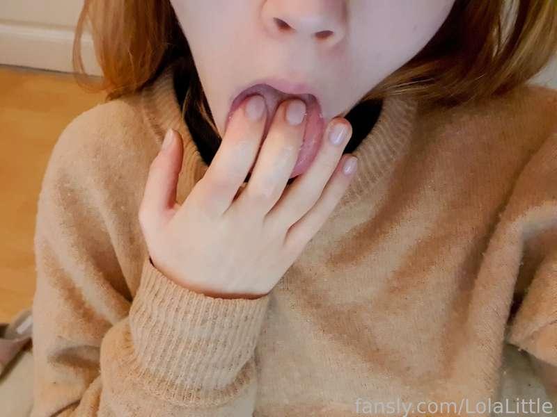 i love sticking my fingers in my mouth during sex, i also heard i get extra tight when i ch0ke on them ^^


#tongue #mouth #sucking #gagging #goodgirl #teen #redhead #fetish #kink #fyp