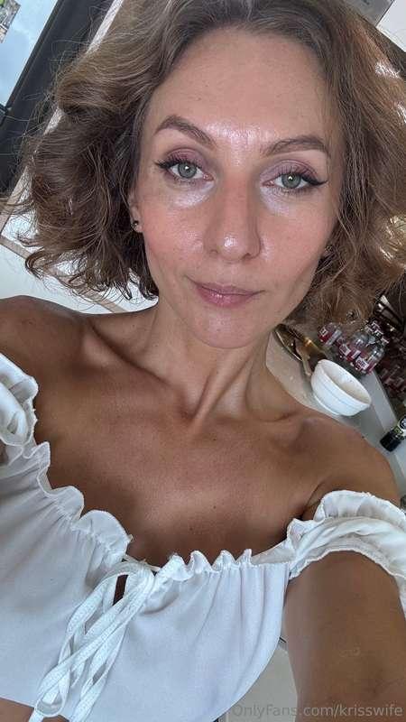 Hey there, gentlemen! 💋 Just a quick hello from this stunnin..