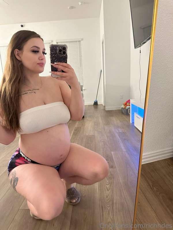 One month left with my pregnant belly 🤰🏼
