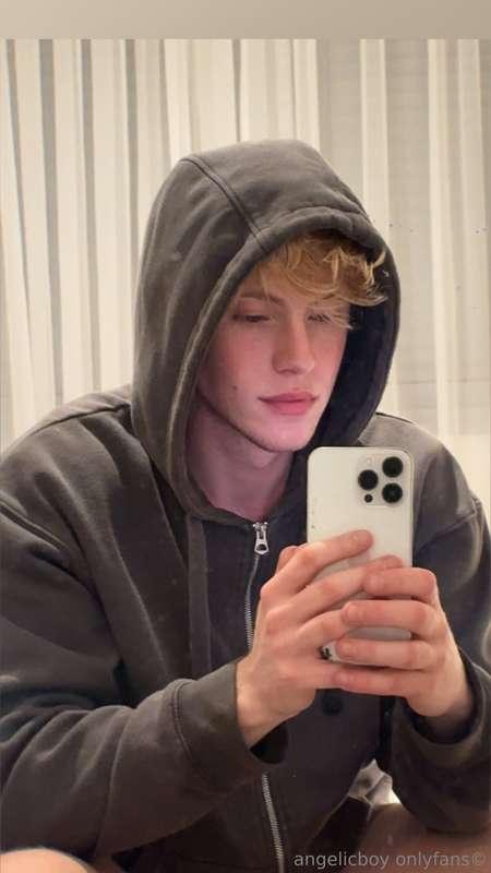 Cold weather = big hoodie, no underpants😏😏 Just the way I li..