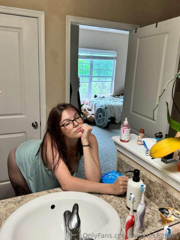 want to bend me over and watch?? 🪞👸🏻