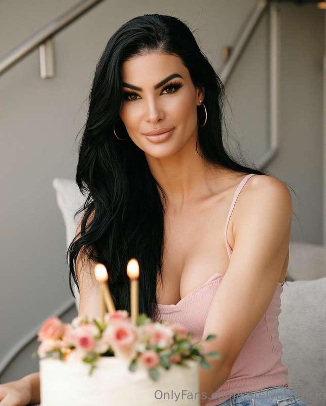 IT'S MY BIRTHDAYYYYY 🎂🎁🎉 you better wish me a special day an..
