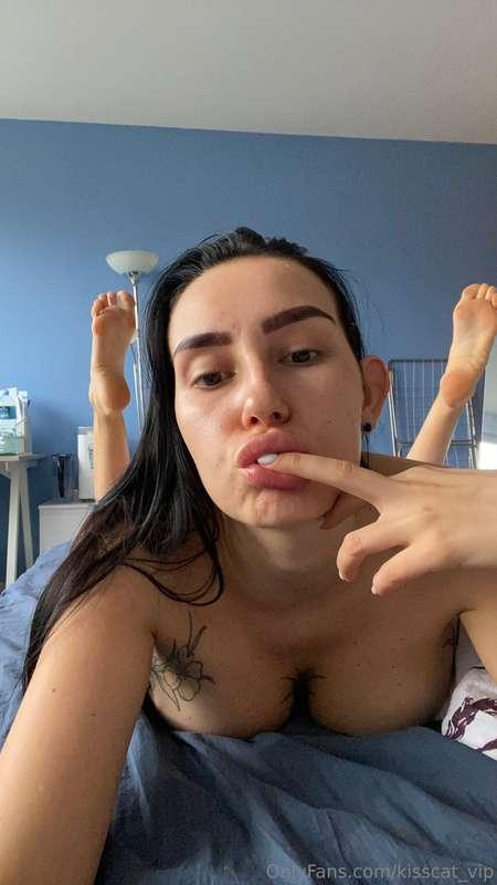 Who's up for some oiled feet content? 😋💦