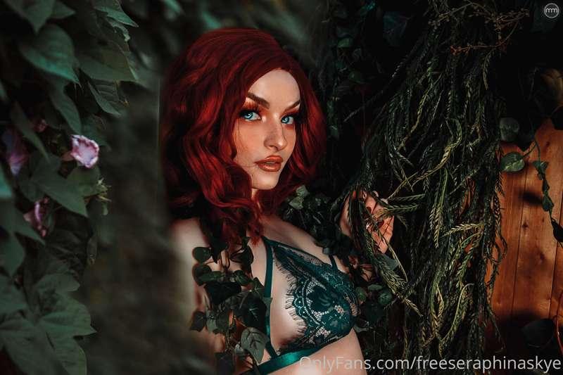 ~poison ivy~ 🌿🍄🥀✨

photo by Miss Mischief